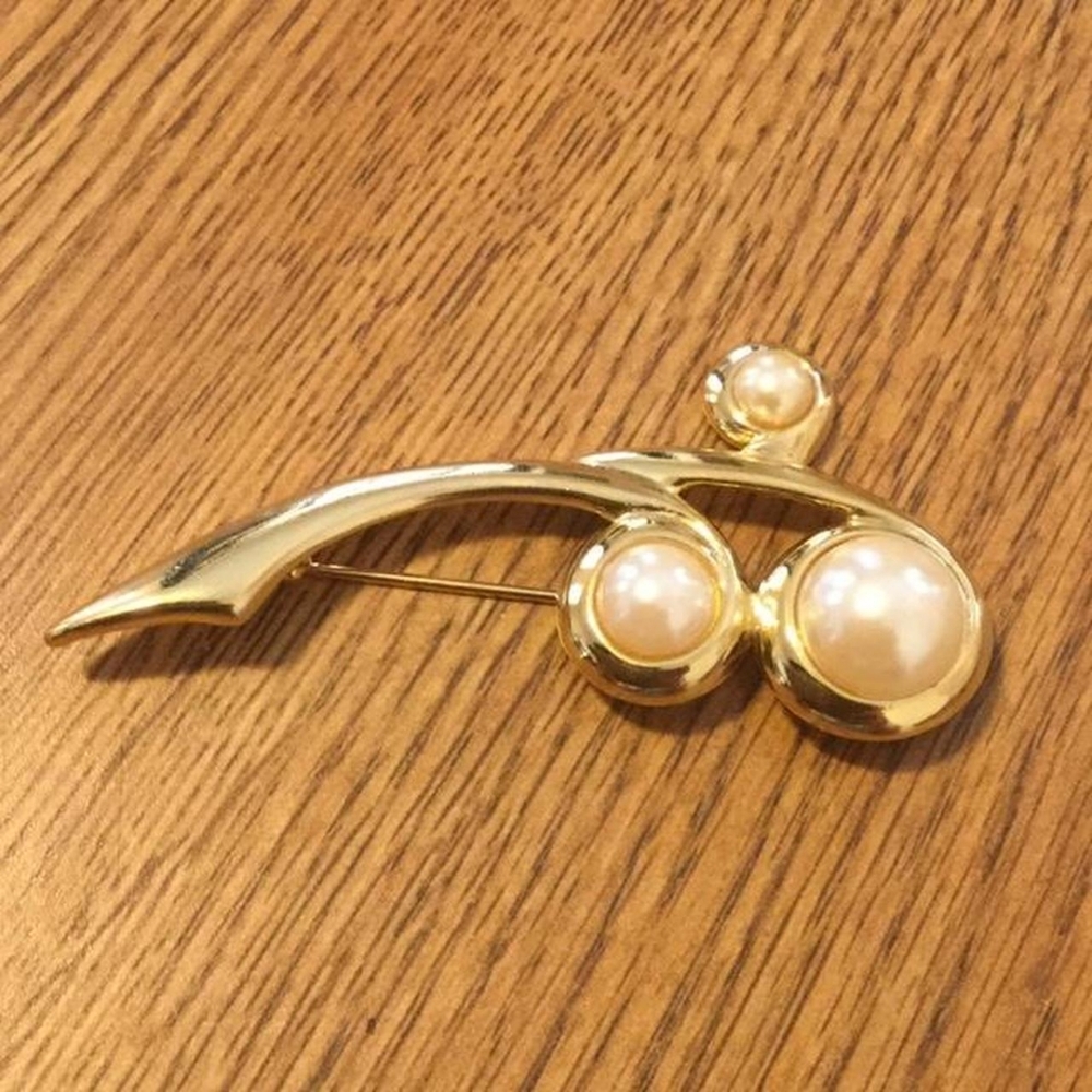 Gold tone and faux pearl pin
